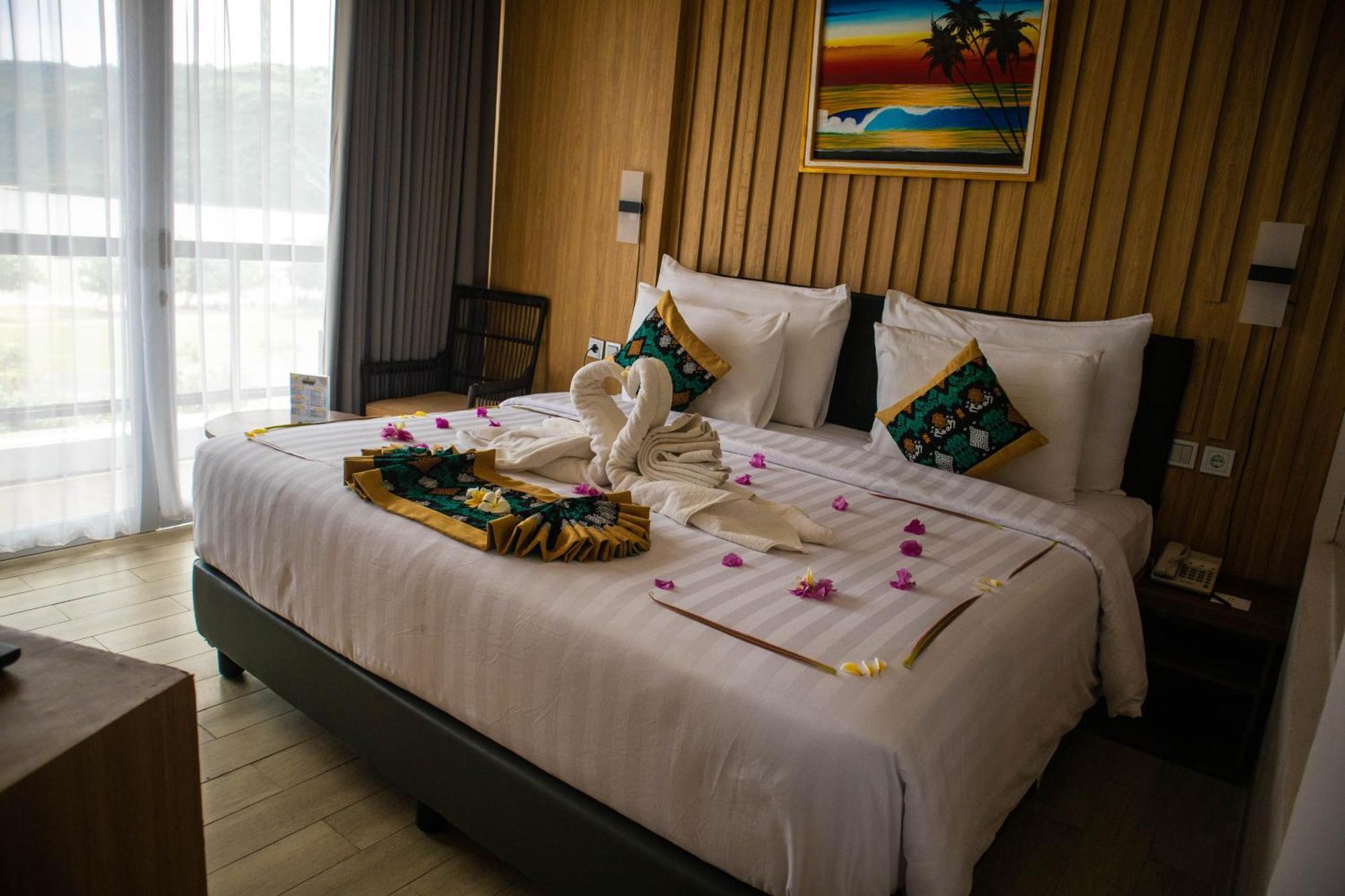 Raja Hotel Kuta Mandalika Resort & Convention Экстерьер фото