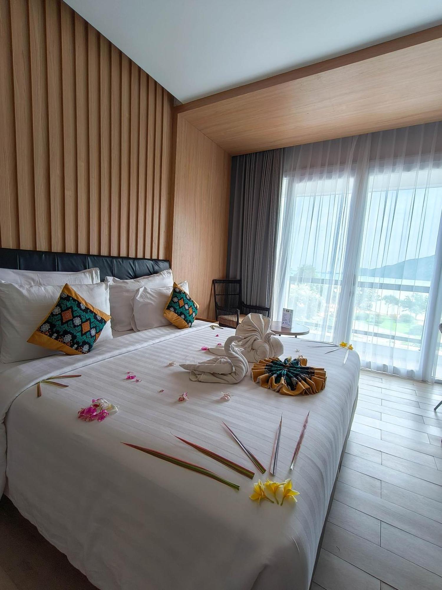 Raja Hotel Kuta Mandalika Resort & Convention Экстерьер фото