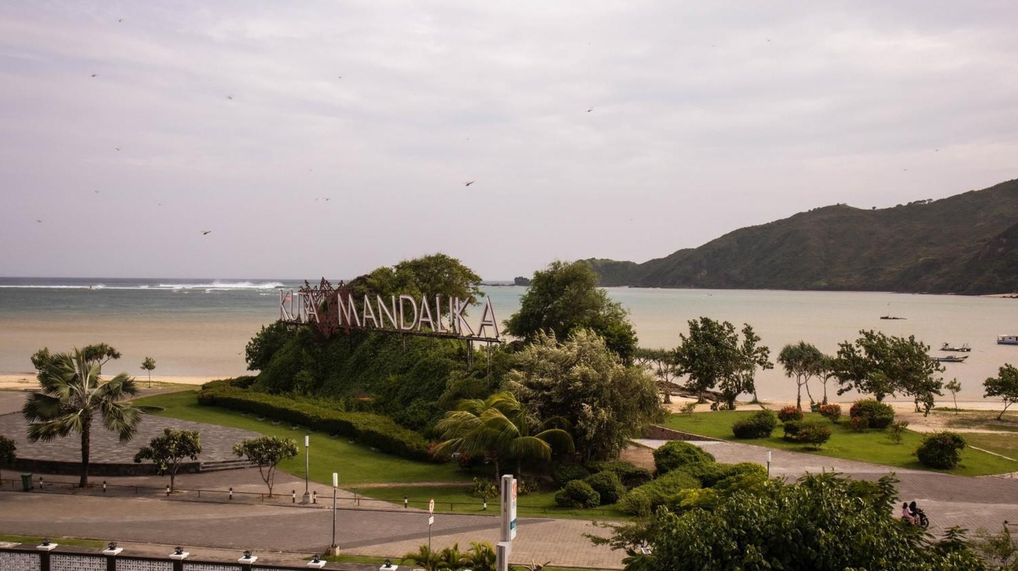 Raja Hotel Kuta Mandalika Resort & Convention Экстерьер фото