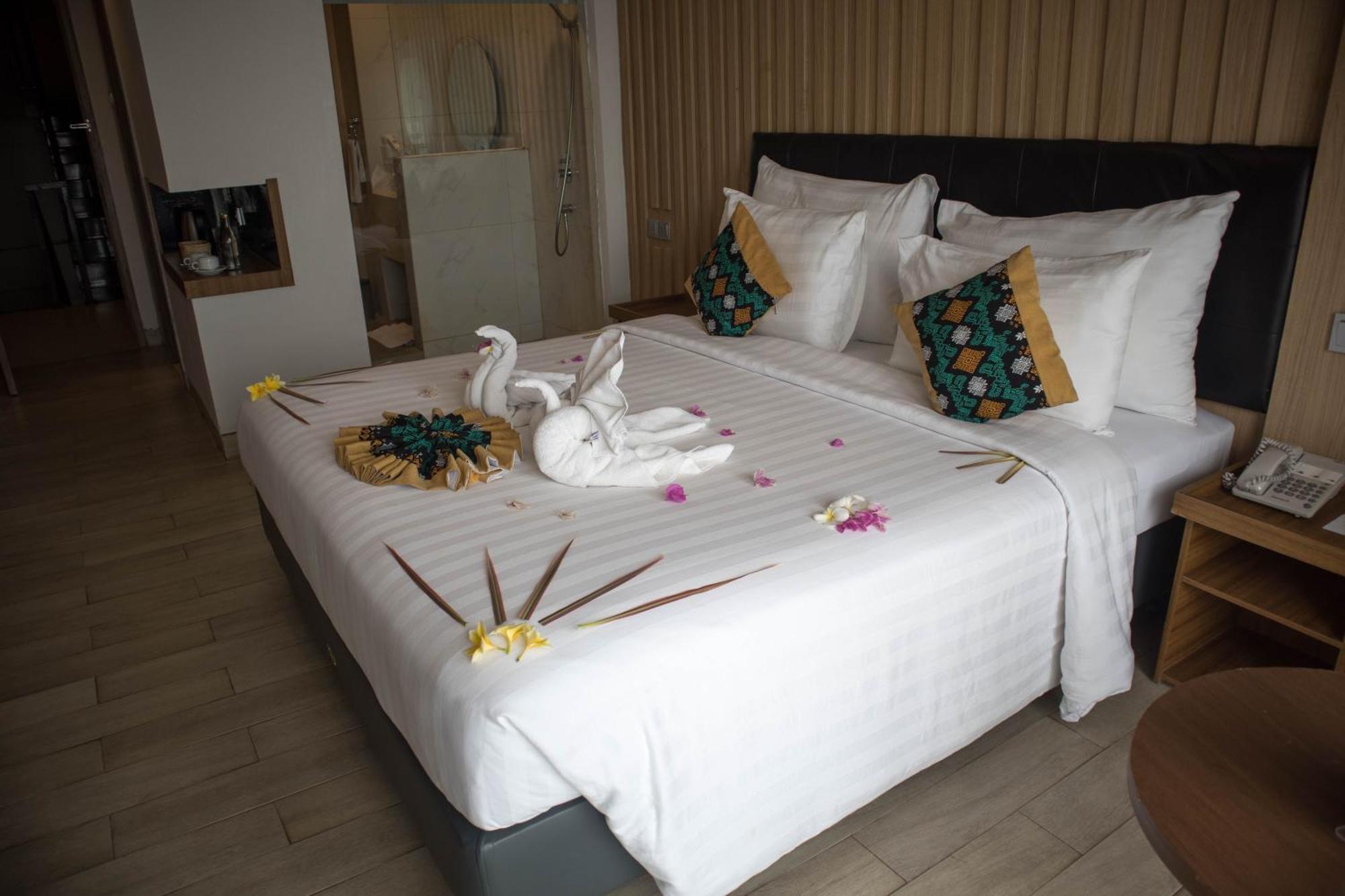 Raja Hotel Kuta Mandalika Resort & Convention Экстерьер фото