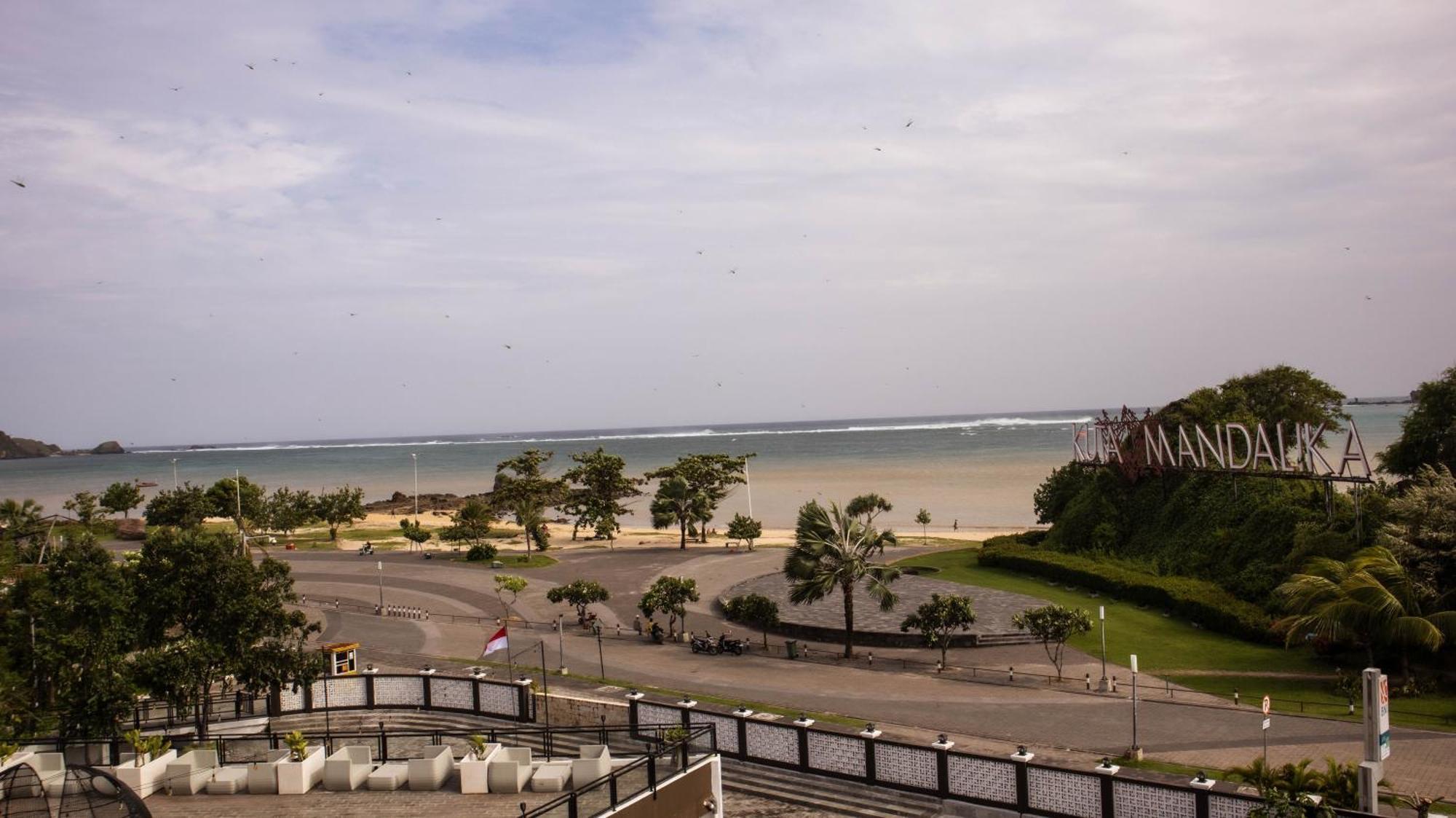 Raja Hotel Kuta Mandalika Resort & Convention Экстерьер фото