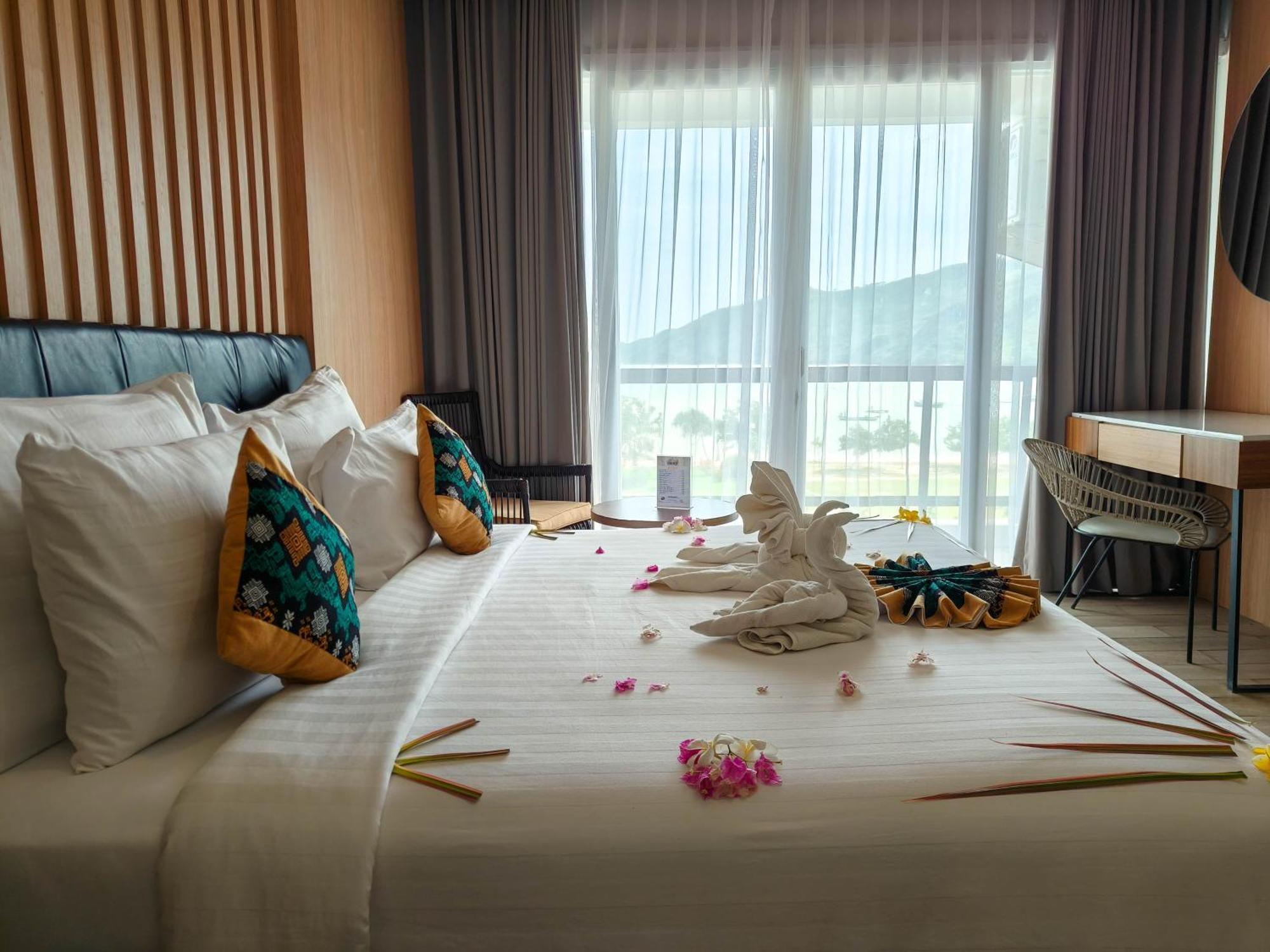 Raja Hotel Kuta Mandalika Resort & Convention Экстерьер фото