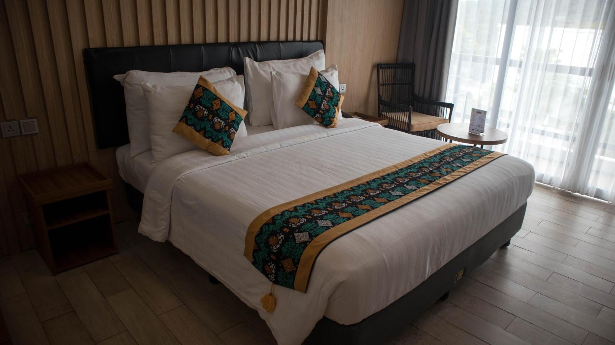 Raja Hotel Kuta Mandalika Resort & Convention Экстерьер фото