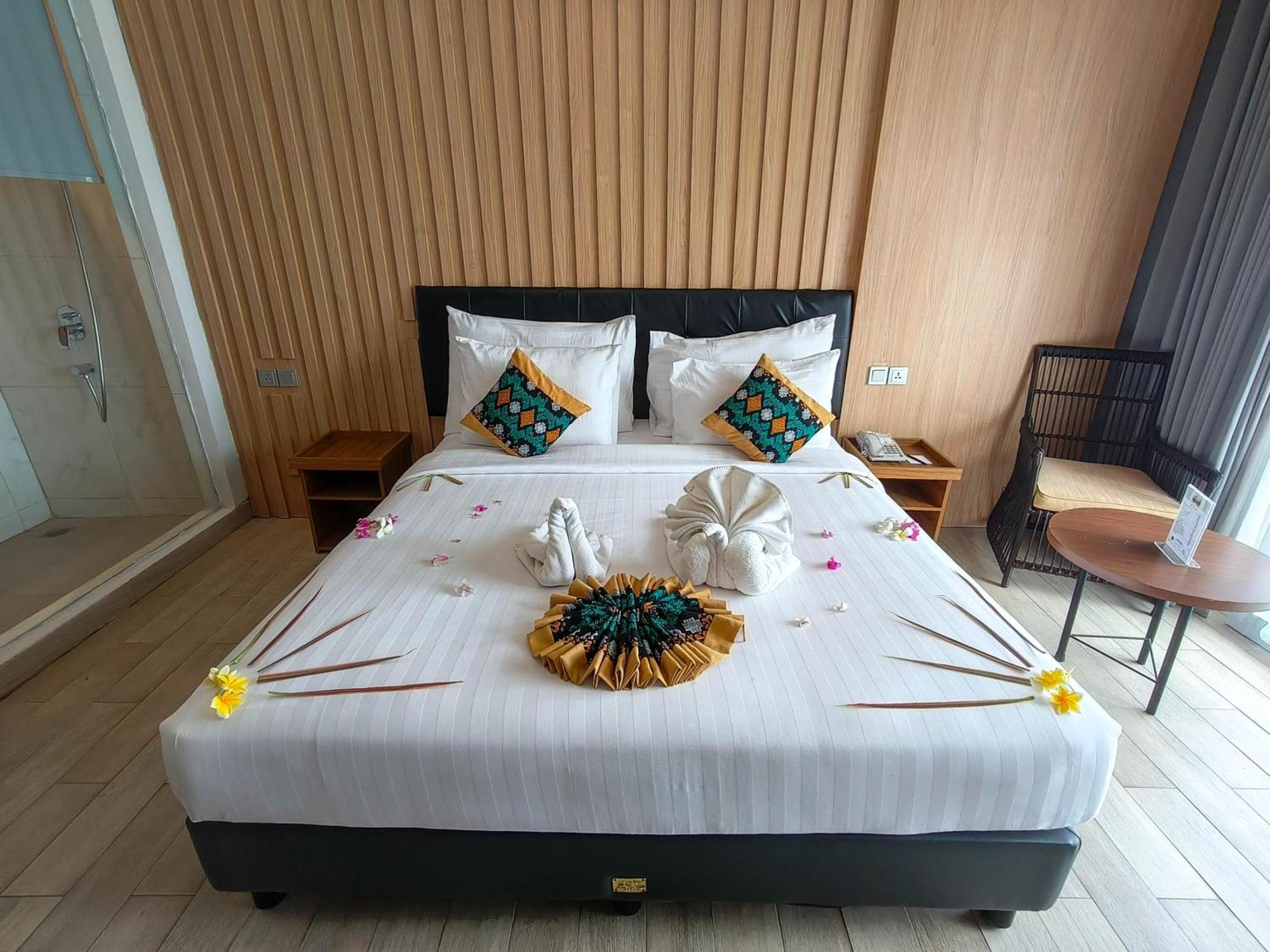 Raja Hotel Kuta Mandalika Resort & Convention Экстерьер фото