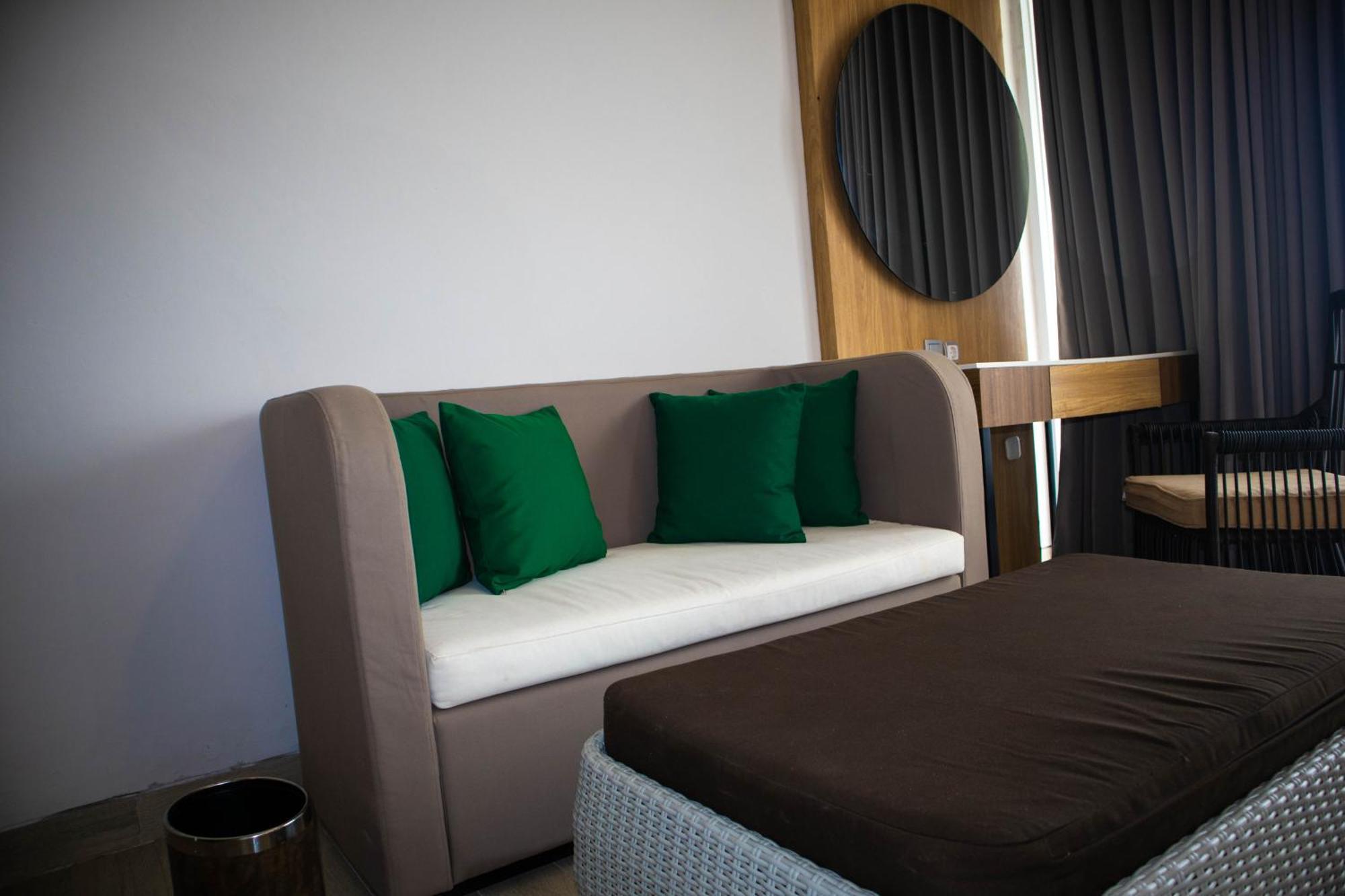 Raja Hotel Kuta Mandalika Resort & Convention Экстерьер фото