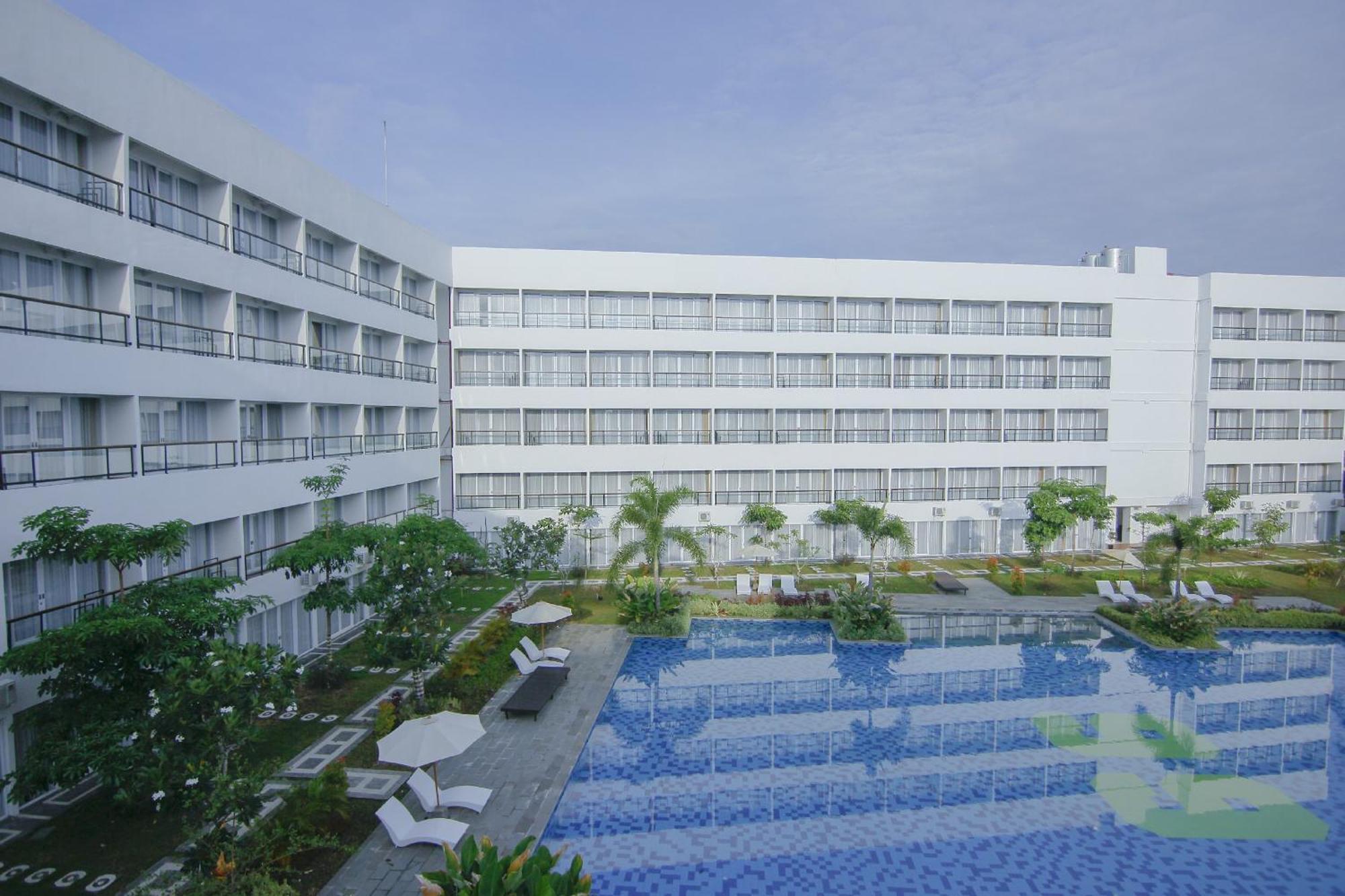Raja Hotel Kuta Mandalika Resort & Convention Экстерьер фото