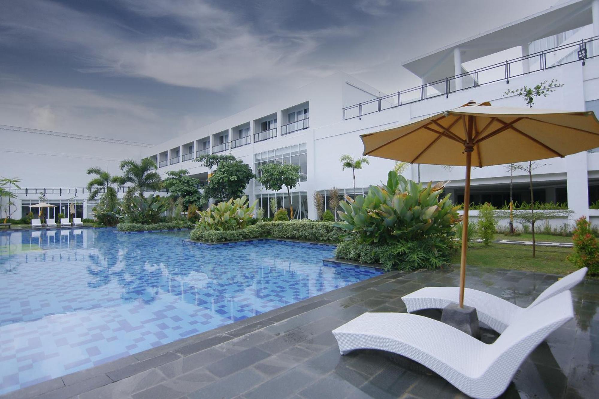 Raja Hotel Kuta Mandalika Resort & Convention Экстерьер фото