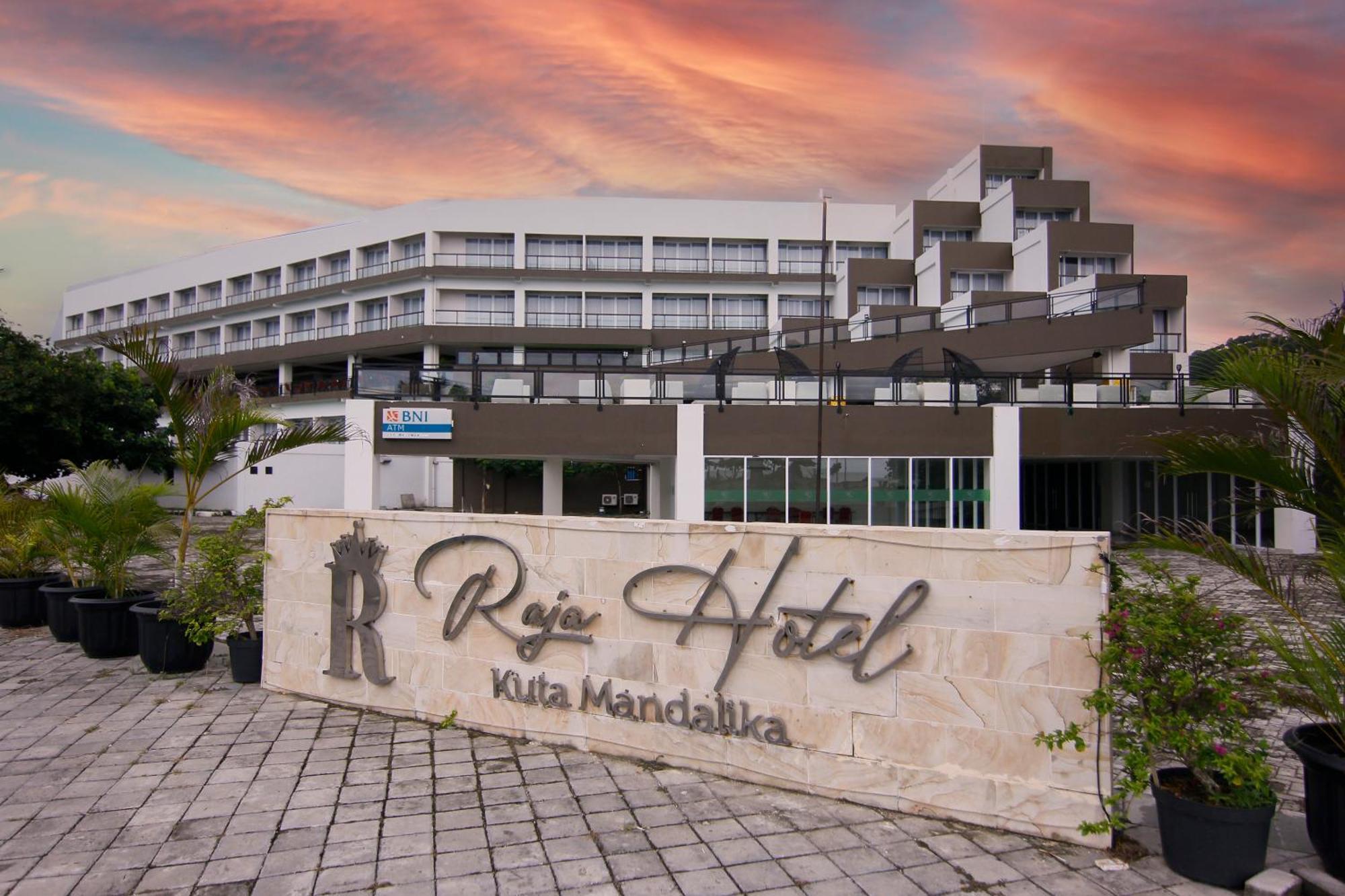 Raja Hotel Kuta Mandalika Resort & Convention Экстерьер фото